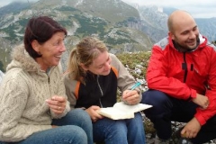 Die Andrea tragt sich mit links in das Gipfelbuch ein!-27